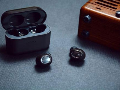 高價(jià)值和實(shí)用的藍(lán)牙耳機(jī)設(shè)計(jì)讓您在幾分鐘內(nèi)印象深刻。